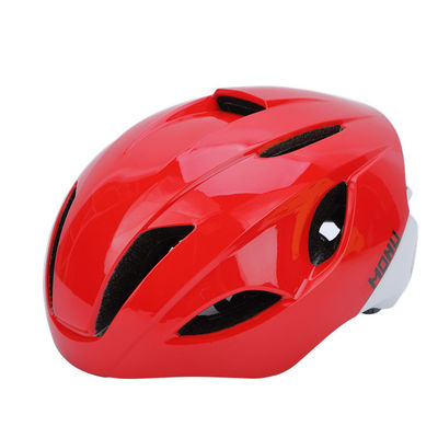 Der Schutzhelm der roten Plastikspritzen-Gebirgsstraßen-Fahrrad-Männer mit Schlusssignal-Aufladungslumineszenz